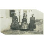 Népviseletben a ház előtt. A képen szereplők és a kép készítője ismeretlen. Fekete-fehér fotó, eredeti papírkép. (2793415)
