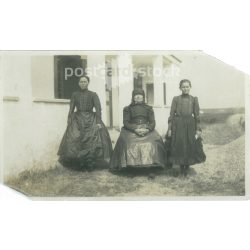   Népviseletben a ház előtt. A képen szereplők és a kép készítője ismeretlen. Fekete-fehér fotó, eredeti papírkép. (2793415)