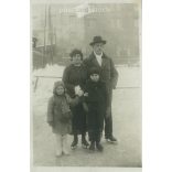 Budapest, szalay utcai jégpálya. A képen szereplők és a kép készítője ismeretlen. Eredeti fotó. Fekete-fehér fotólap, képeslap. (2793416)