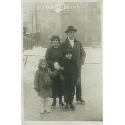   Budapest, szalay utcai jégpálya. A képen szereplők és a kép készítője ismeretlen. Eredeti fotó. Fekete-fehér fotólap, képeslap. (2793416)