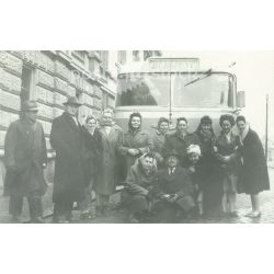   Munkahelyi autóbuszkirándulás. A képen szereplők és a kép készítője ismeretlen. Fekete-fehér fotó, eredeti papírkép. (2793417)