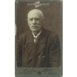 1917 - Broncsavszky Józsefről készült kabinetfotó, mely a Torda József fotóműtermének munkája. Eredeti kabinetfotó / keményhátú fotó / vizitkártya, CDV fotó. (2793418)