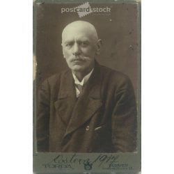   1917 - Broncsavszky Józsefről készült kabinetfotó, mely a Torda József fotóműtermének munkája. Eredeti kabinetfotó / keményhátú fotó / vizitkártya, CDV fotó. (2793418)