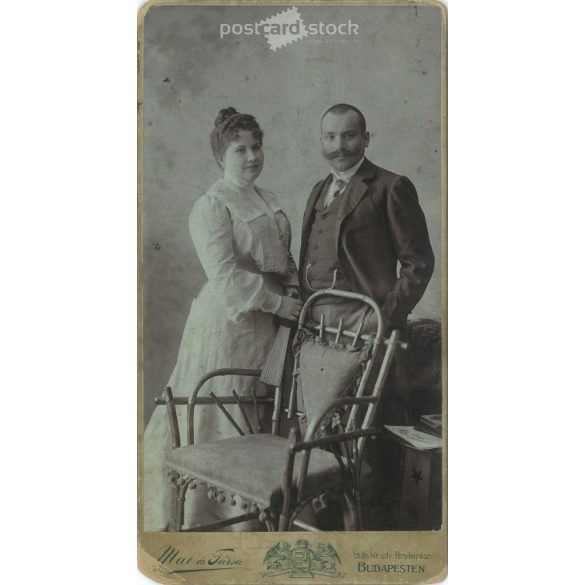 Mai és Társa fotóműterem felvétele, Budapest. A képen szereplő személye ismeretlen. Eredeti kabinetfotó / keményhátú fotó / vizitkártya, CDV fotó. (2793421)