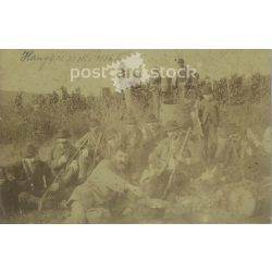   1886 - Hangács, szőlőbirtok. Vadászat a bodrogkeresztúri határban szüret idején. A képen szereplők és a kép készítője ismeretlen. Fekete-fehér, nagyméretű, kasírozott fotó, eredeti papírkép. (2793422)