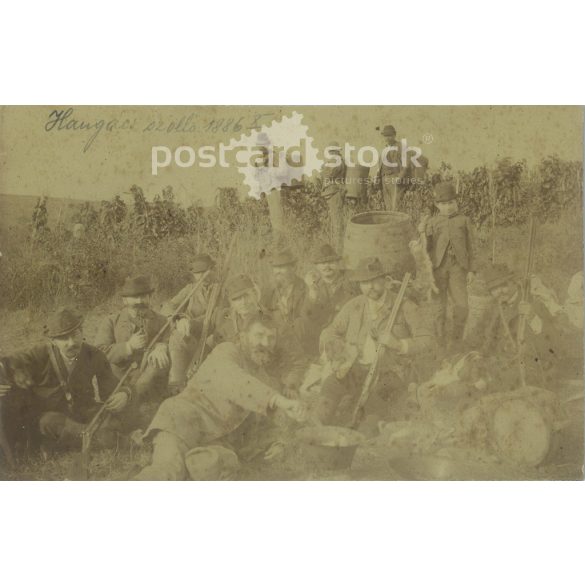1886 – Hangács, szőlőbirtok. Vadászat a bodrogkeresztúri határban szüret idején. A képen szereplők és a kép készítője ismeretlen. Fekete-fehér, nagyméretű, kasírozott fotó, eredeti papírkép. (2793423)