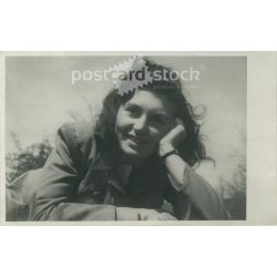   1943 - május. Fiatal nő, napfényben. A képen szereplő és a kép készítője ismeretlen. Eredeti fotó. Fekete-fehér fotólap, képeslap. (2793425)