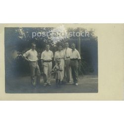  1917 - nyár. Teniszező társaság. A lapot mindannyian aláírták. A kép készítője ismeretlen. Eredeti fotó. Fekete-fehér fotólap, képeslap. (2793425)