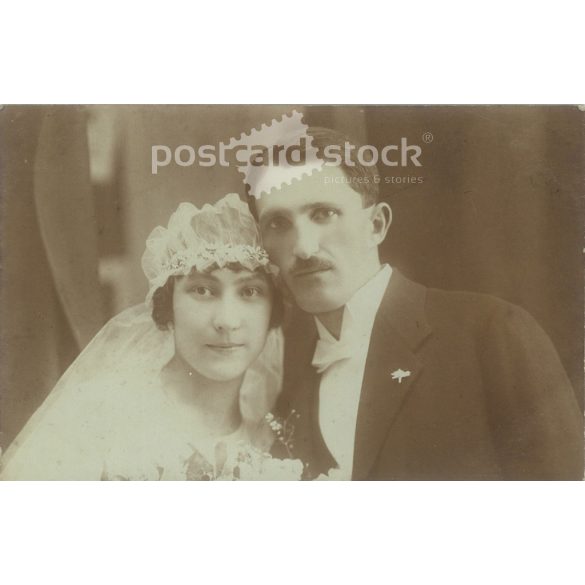 1920-as évek. Fiatal pár műtermi fotója. A képen szereplők és a kép készítője ismeretlen. Eredeti papírkép, fekete-fehér fotólap, képeslap. (2793428)