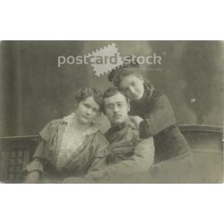   Testvérek. A fotó a Brenner testvérek fényképészeti műtermében készült, Szegeden. A képen szereplők személye ismeretlen. Eredeti fotó. Fekete-fehér fotólap, képeslap. (2793437)
