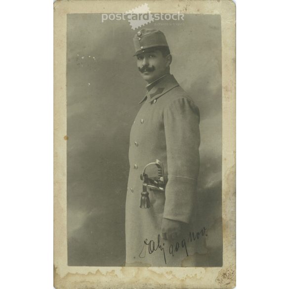 1909 – november, Lali felirattal, fiatal tiszt műtermi felvétele. A képen szereplő és a kép készítője ismeretlen. Fekete-fehér, nagyméreatű, kasírozott fotó, eredeti papírkép. (2793438)