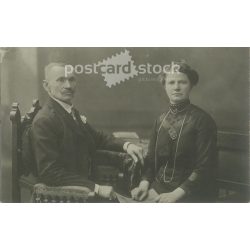   1915 – Előkelő, középkorú pár újévi üdvözlete. A képen szereplők és a kép készítíője ismeretlen. Eredeti fotó. Fekete-fehér fotólap, képeslap. (2793439)