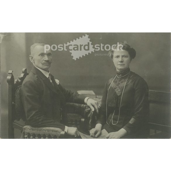 1915 – Előkelő, középkorú pár újévi üdvözlete. A képen szereplők és a kép készítíője ismeretlen. Eredeti fotó. Fekete-fehér fotólap, képeslap. (2793439)