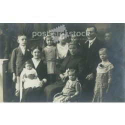   Sokgyermekes, műtermi családi felvétel. A képen szereplők és a kép készítője ismeretlen. Eredeti fotó. Fekete-fehér fotólap, képeslap. (2793440)