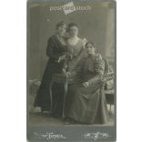 Lintner Ferenc fotóműtermének felvétele, Szegeden. Fiatal hölgyek műtermi fotója. A képen szereplők személye ismeretlen. Eredeti kabinetfotó / keményhátú fotó / vizitkártya, CDV fotó. (2793441)