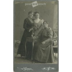   Lintner Ferenc fotóműtermének felvétele, Szegeden. Fiatal hölgyek műtermi fotója. A képen szereplők személye ismeretlen. Eredeti kabinetfotó / keményhátú fotó / vizitkártya, CDV fotó. (2793441)