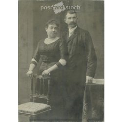   Mindszenty Béla fotóműtermének felvétele, Pozsony. Fiatal pár műtermi fotója. A képen szereplők személye ismeretlen. Eredeti kabinetfotó / keményhátú fotó / vizitkártya, CDV fotó. (2793442)