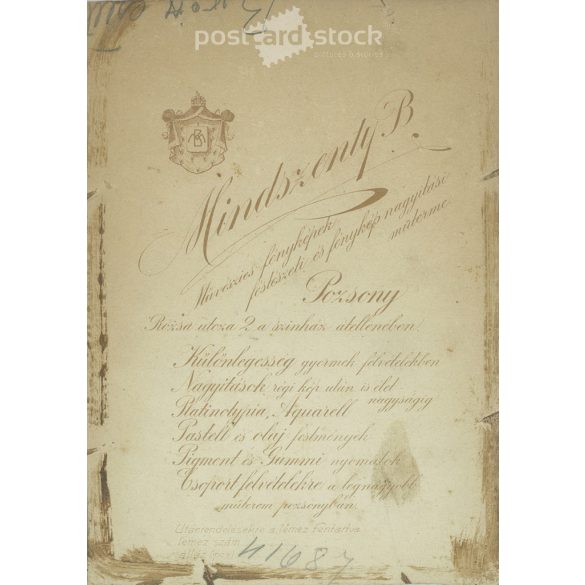 Mindszenty Béla fotóműtermének felvétele, Pozsony. Fiatal pár műtermi fotója. A képen szereplők személye ismeretlen. Eredeti kabinetfotó / keményhátú fotó / vizitkártya, CDV fotó. (2793442)