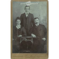   Herz Henrik fotóműtermének felvétele, Budapest. Családi csoportkép, műtermi fotó. A képen szereplők személye ismeretlen. Eredeti kabinetfotó / keményhátú fotó / vizitkártya, CDV fotó. (2793443)