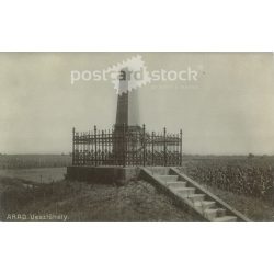   1909. – Az aradi vértanúk háromméteres szürke kő emlékoszlopa, az úgynevezett vesztőhely, szerény halmon emelkedik. Fekete-fehér fotólap, régi képeslap. (2793454)