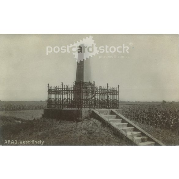 1909. - Az aradi vértanúk háromméteres szürke kő emlékoszlopa, az úgynevezett vesztőhely, szerény halmon emelkedik. Fekete-fehér fotólap, régi képeslap. (2793454)