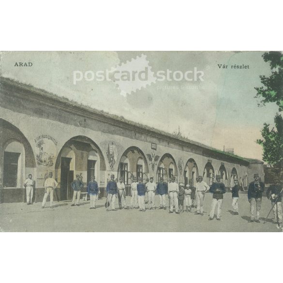 1910 - Arad, várrészlet. A szabadságharc után börtönül szolgáló aradi vár egyik udvara. A rabok elhelyezésére használt kazamaták bejárataival. Színezett fotólap, képeslap. (2793463)
