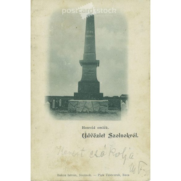 1900 - Szolnok. Honvéd sír. Felirata: 1849. március 5. A szolnoki csatában elesett 119 honvédnek emlékére emelte a kegyelet. 1898. márc. 15. Fekete-fehér fotólap, régi képeslap. (2793483)