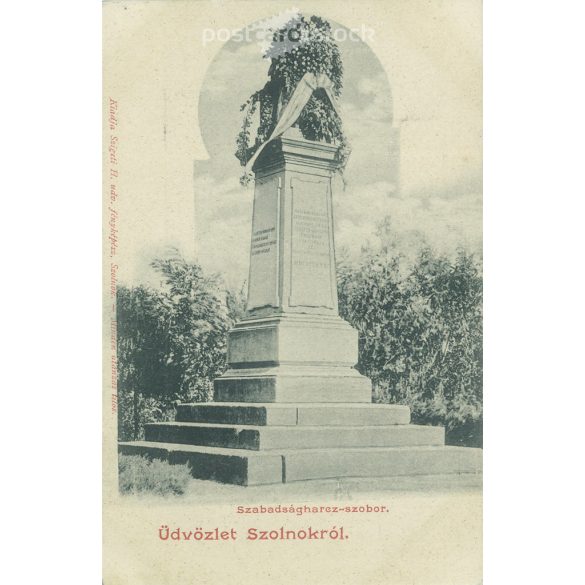 1900 - Szolnok. Szabadság tér. 1848-as emlékmű. A tér közepén 1888-ban állították fel az 1848-as emlékművet. A szolnoki csatában elesett honvédek tiszteletére. Fekete-fehér fotólap, régi képeslap. (2793484)