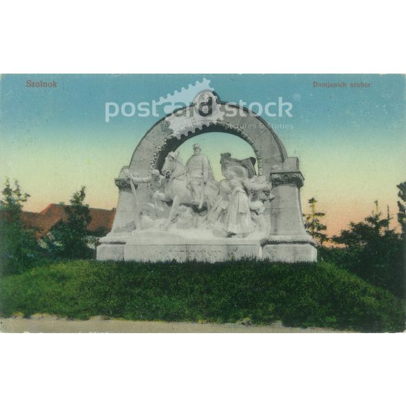 1916 - Szolnok. Damjanich-szobor. 1911. március 15-én avatták fel Radnai Béla művét. Színezett fotólap, képeslap. (2793485)