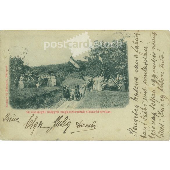 1900 - Az isaszegi hölgyek megkoszorúzzák a honvédsírokat. Fekete-fehér fotólap, régi képeslap. (2793508)