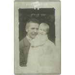 1920-as évek eleje. Apa és lánya. A képen szereplők és a kép készítője ismeretlen. Fekete-fehér, vizitkártya méretű, kasírozott régi fotó, eredeti papírkép. (2793604)