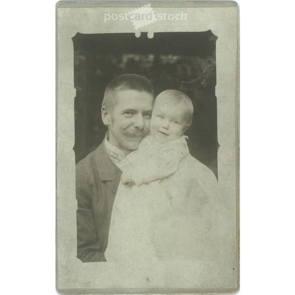 1920-as évek eleje. Apa és lánya. A képen szereplők és a kép készítője ismeretlen. Fekete-fehér, vizitkártya méretű, kasírozott régi fotó, eredeti papírkép. (2793604)
