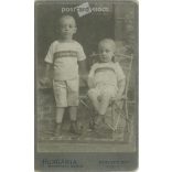 1920-as évek eleje. Testvérek. A képen szereplők személye ismeretlen. A fotót a Hungária fényképészeti társaság készítette. Régi fotó, eredeti kabinetfotó / keményhátú fotó / vizitkártya, CDV fotó. (2793605)