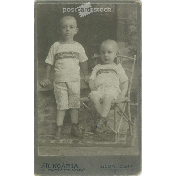 1920-as évek eleje. Testvérek. A képen szereplők személye ismeretlen. A fotót a Hungária fényképészeti társaság készítette. Régi fotó, eredeti kabinetfotó / keményhátú fotó / vizitkártya, CDV fotó. (2793605)