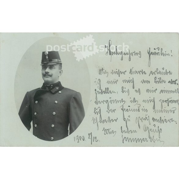 1900 - Fiatal tiszt műtermi fotója. A fotólap komáromi bélyegzéssel lett feladva. A képen szereplő és a kép készítője ismeretlen. Eredeti régi fotó. Fekete-fehér fotólap, régi képeslap. (2793606)