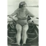 1940-es évek, Tolna. Fiatal lány dunai evezésen. A fotó készítője ismeretlen. Régi fotó. Fekete-fehér fotó, eredeti papírkép. (2793607)
