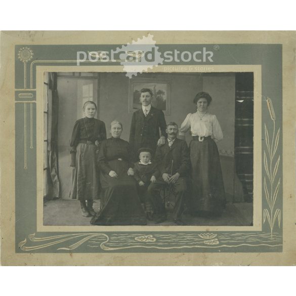 1900-as évek eleje. Családi régi fotó, műtermi felvétel. A képen szereplők és a kép készítője ismeretlen. Fekete-fehér, nagyméretű, kasírozott régi fotó, eredeti papírkép. (2793609)