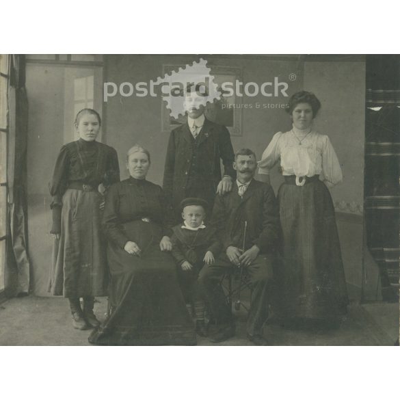 1900-as évek eleje. Családi régi fotó, műtermi felvétel. A képen szereplők és a kép készítője ismeretlen. Fekete-fehér, nagyméretű, kasírozott régi fotó, eredeti papírkép. (2793609)