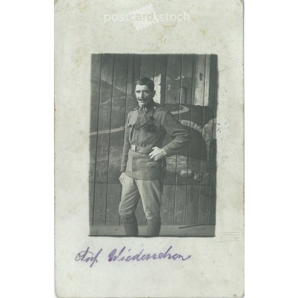 1917 - Katonafotó. K.u.K. bélyegzéssel. A képen szereplő személye és készítője ismeretlen. Eredeti régi fotó. Fekete-fehér fotólap, régi képeslap. (2793613)