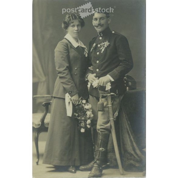 1910 - es évek. Fiatal pár műtermi felvétele. A képen szereplők és a kép készítője ismeretlen. Eredeti régi fotó. Fekete-fehér fotólap, régi képeslap. (2793614)