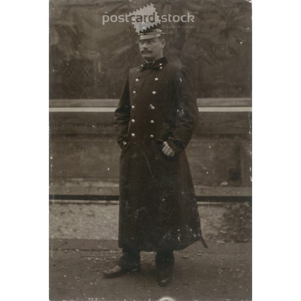 1910-es évek. Fiatal tiszt egészalakos fotója. A képen szereplő és a kép készítője ismeretlen. Régi fotó. Fekete-fehér fotó, eredeti papírkép. (2793615)
