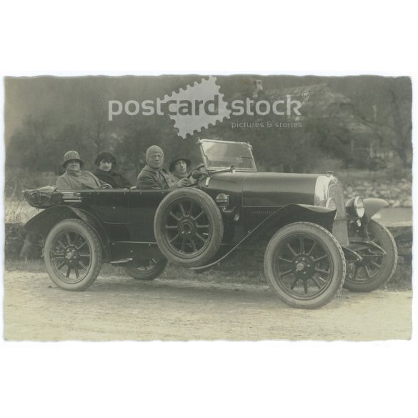 1900-as évek eleje. Négyfős társaság automobilozás közben. A fotót Hans Jager’s fotóműterem készítette, Klagenfurtban. A képen szereplők személye ismeretlen.  Eredeti régi fotó. Fekete-fehér fotólap, régi képeslap. (2793617)