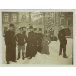 1910-es évek. Tisztek a havas udvaron. A képen szereplők és a kép készítője ismeretlen. Régi fotó. Fekete-fehér fotó, eredeti papírkép. (2793618)