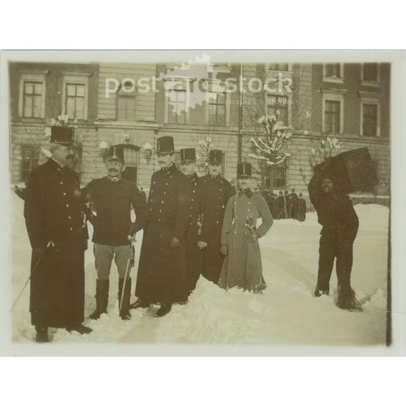 1910-es évek. Tisztek a havas udvaron. A képen szereplők és a kép készítője ismeretlen. Régi fotó. Fekete-fehér fotó, eredeti papírkép. (2793618)