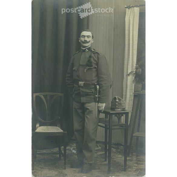 1915. Fiatal tiszt műtermi fotója, Salzburg bélyegzéssel. A képen szereplő és a kép készítője ismeretlen. Eredeti régi fotó. Zselatinos ezüst. Fekete-fehér fotólap, régi képeslap. (2793619)