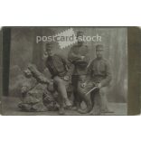 1917 – Három legénységi/altiszti állományú katona műtermi fotója. A kép Divald Károly fia fotoműtermében készült, Eperjesen. Régi fotó, eredeti kabinetfotó / keményhátú fotó / vizitkártya, CDV fotó. (2793620)