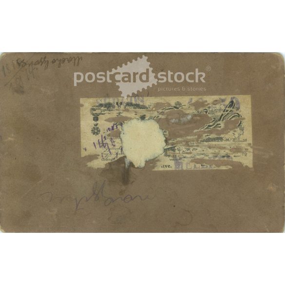 1917 – Három legénységi/altiszti állományú katona műtermi fotója. A kép Divald Károly fia fotoműtermében készült, Eperjesen. Régi fotó, eredeti kabinetfotó / keményhátú fotó / vizitkártya, CDV fotó. (2793620)