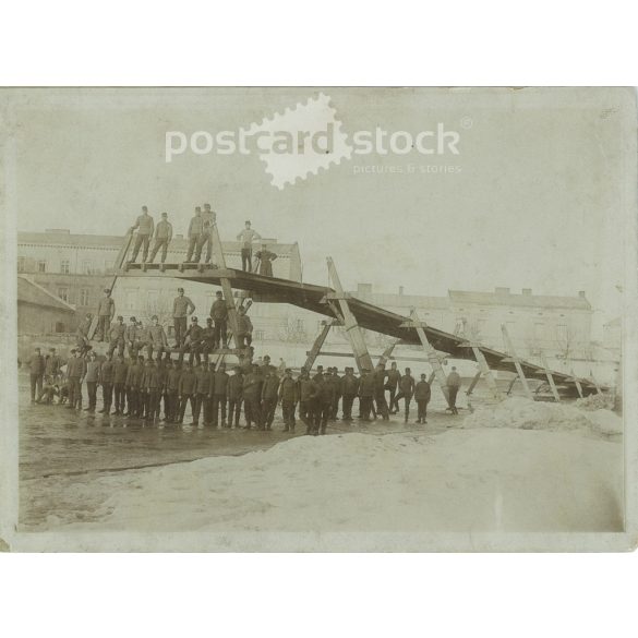 1910-es évek. Szolgálati emlék. Hídépítő katonák. A képen szereplők és a kép készítője ismeretlen. Régi fotó. Fekete-fehér fotó, eredeti papírkép. (2793621)