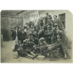   1928 - Nagy-kevély. Vidám társaság. A képen szereplők és a kép készítője ismeretlen. Régi fotó. Fekete-fehér fotó, eredeti papírkép.  (2793633)