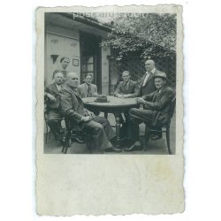   Asztal körül. A képen szereplők és a kép készítője ismeretlen. Régi fotó. Fekete-fehér fotó, eredeti papírkép. (2793635)